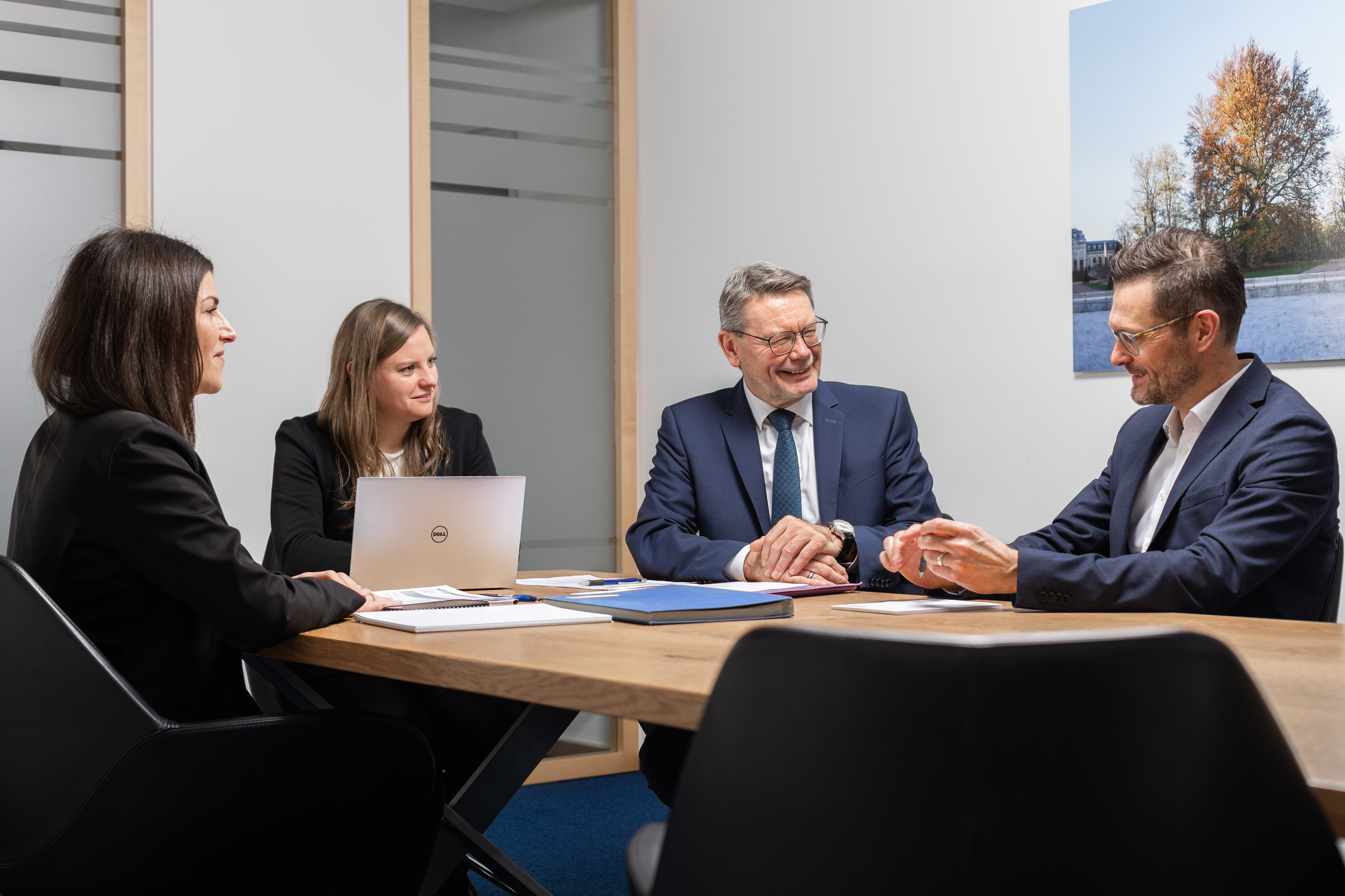 Lächelnder Herr im Kundengespräch - 