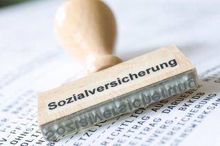 © Finanzfoto - stock.adobe.com Foto: Holzstempel Sozialversicherung