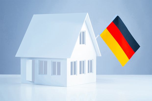 © Grispb - stock.adobe.com Foto: Abstraktes Häuschen mit Deutschland Flagge