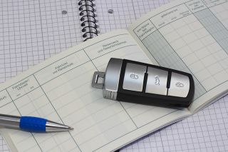 © maho - Fotolia.com Foto: Autoschlüssel auf Papier