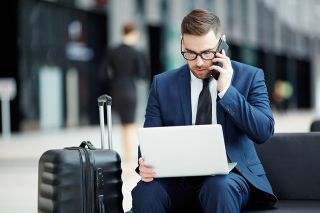 Foto: Geschäftsmann mit Laptop