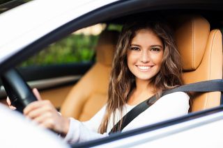 Foto: Frau in Auto