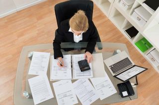 © Andrey Popov - Fotolia.com Foto: Frau mit Dokumenten