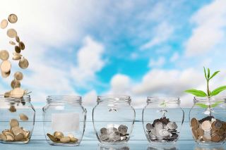 © BillionPhotos.com - Fotolia.com Foto: Münzen in Gläsern