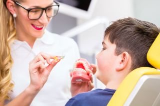 Foto: Kind beim Zahnarzt